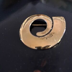 Vintage Gold Tone Brooch / Pin